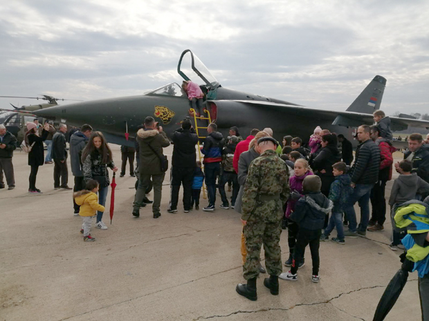 Атрактивни маневри хеликоптерске и ловачко-бомбардерске ескадриле у Лађевцима (ФОТО+ВИДЕО)